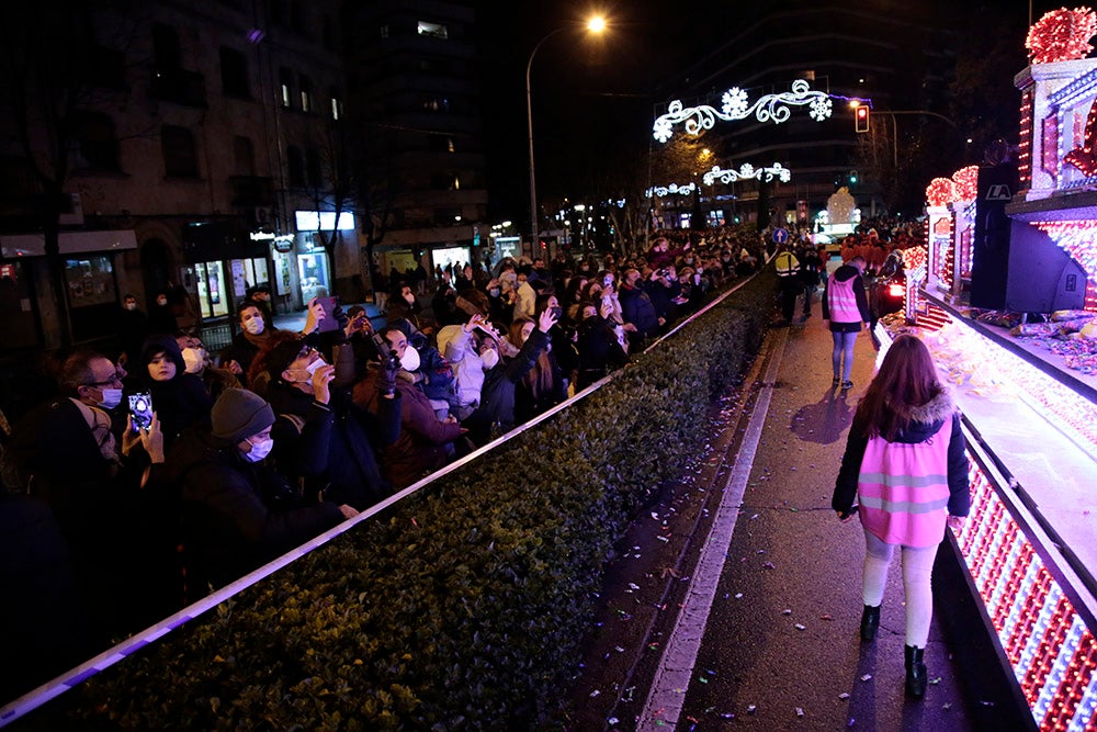 Los Reyes Magos regresaron a Salamanca para repartir ilusión y caramelos por las calles del nuevo recorrido de una Cabalgata que volvió a concentrar a miles de personas en las aceras y en la que la lluvia finalmente no hizo acto de presencia