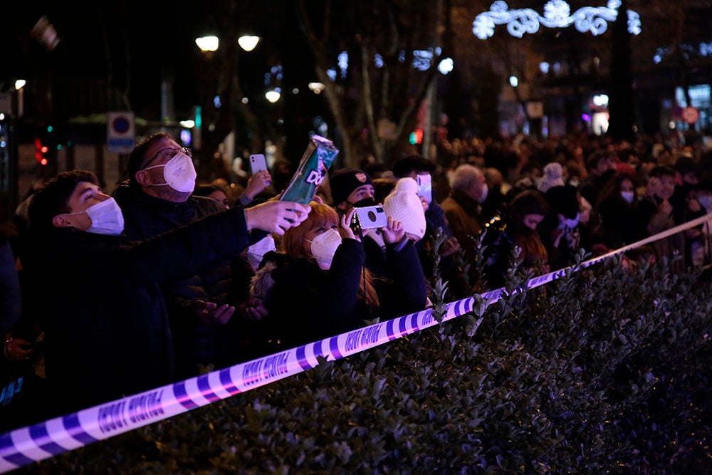 Los Reyes Magos regresaron a Salamanca para repartir ilusión y caramelos por las calles del nuevo recorrido de una Cabalgata que volvió a concentrar a miles de personas en las aceras y en la que la lluvia finalmente no hizo acto de presencia