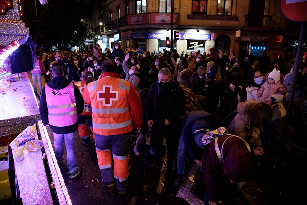 Los Reyes Magos regresaron a Salamanca para repartir ilusión y caramelos por las calles del nuevo recorrido de una Cabalgata que volvió a concentrar a miles de personas en las aceras y en la que la lluvia finalmente no hizo acto de presencia