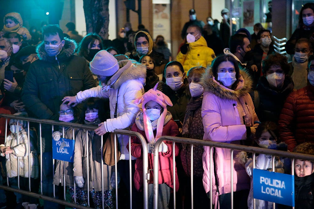 Los Reyes Magos regresaron a Salamanca para repartir ilusión y caramelos por las calles del nuevo recorrido de una Cabalgata que volvió a concentrar a miles de personas en las aceras y en la que la lluvia finalmente no hizo acto de presencia