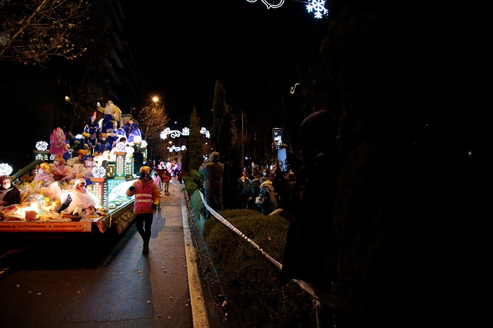 Los Reyes Magos regresaron a Salamanca para repartir ilusión y caramelos por las calles del nuevo recorrido de una Cabalgata que volvió a concentrar a miles de personas en las aceras y en la que la lluvia finalmente no hizo acto de presencia