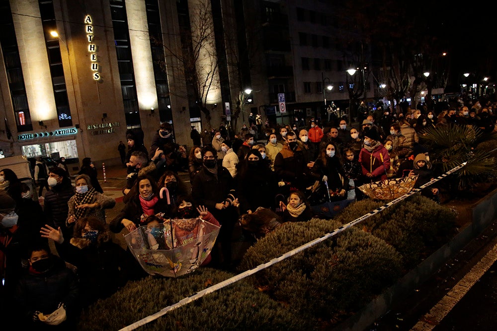 Los Reyes Magos regresaron a Salamanca para repartir ilusión y caramelos por las calles del nuevo recorrido de una Cabalgata que volvió a concentrar a miles de personas en las aceras y en la que la lluvia finalmente no hizo acto de presencia