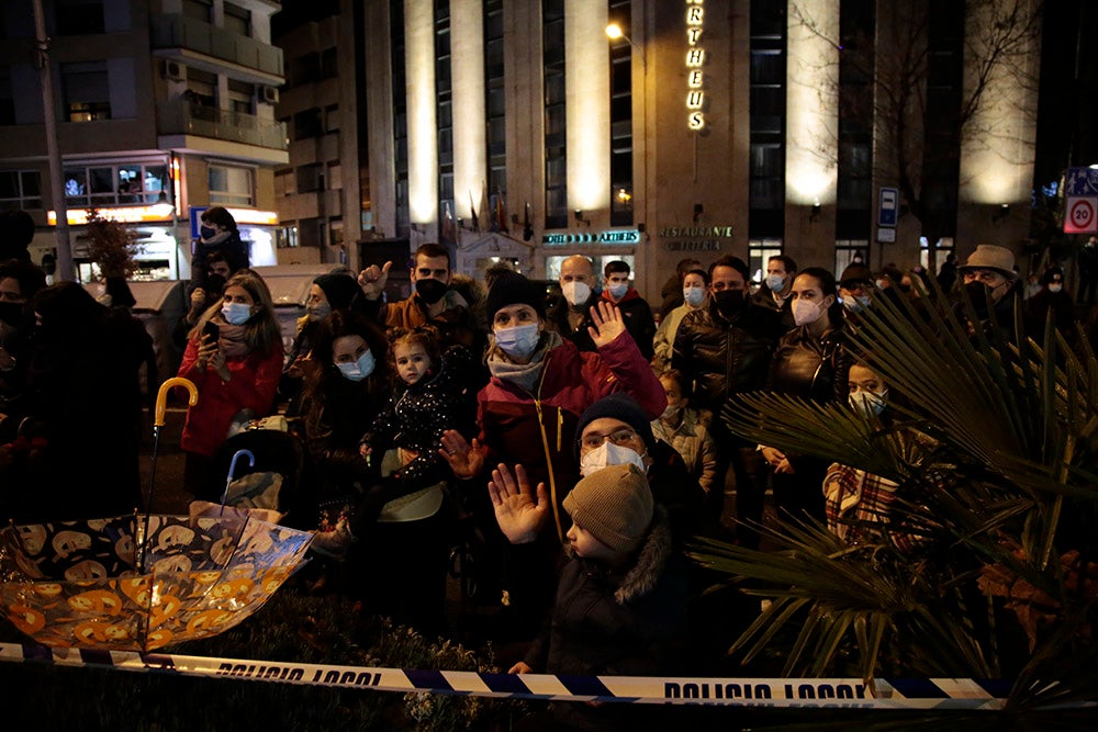 Los Reyes Magos regresaron a Salamanca para repartir ilusión y caramelos por las calles del nuevo recorrido de una Cabalgata que volvió a concentrar a miles de personas en las aceras y en la que la lluvia finalmente no hizo acto de presencia