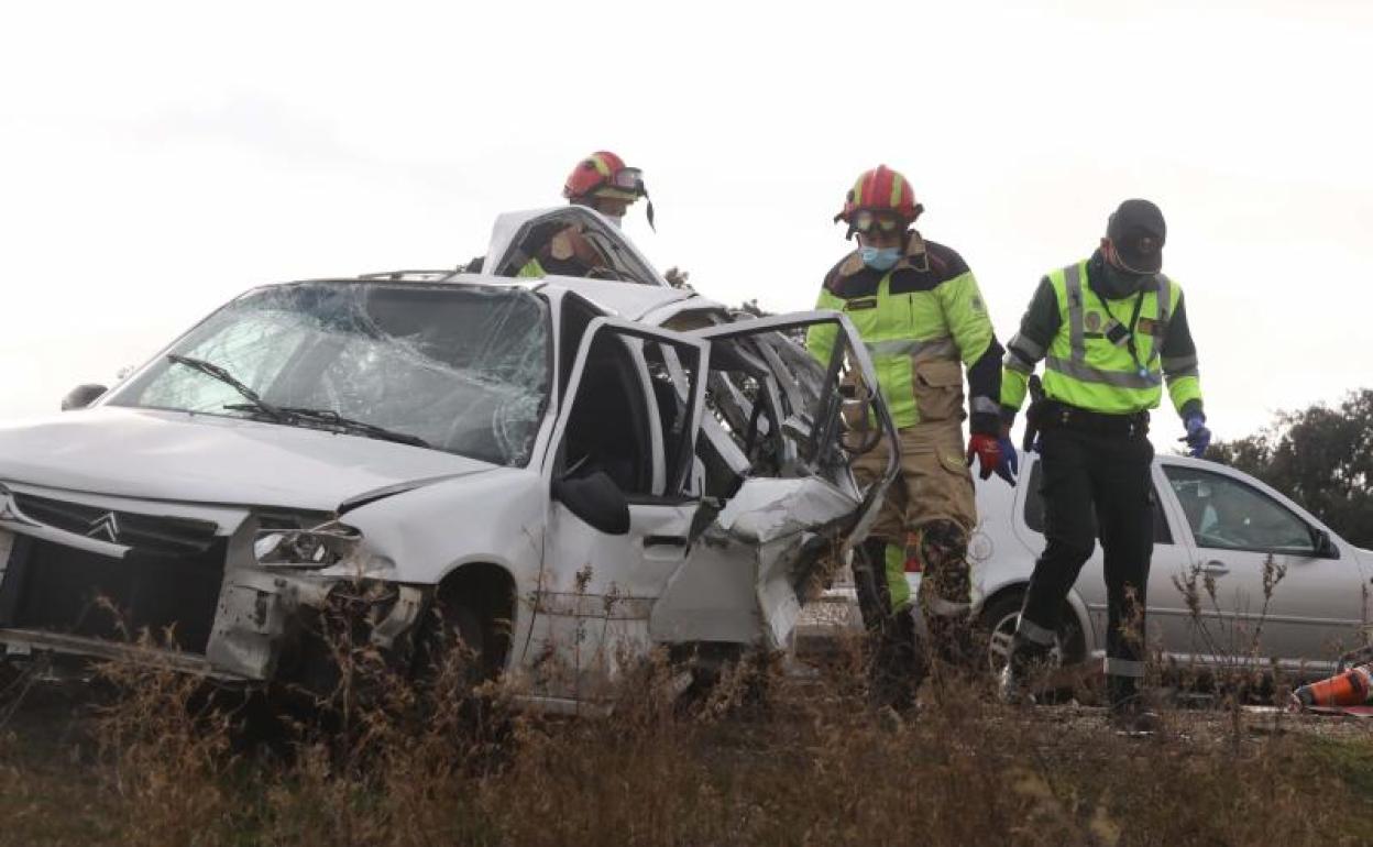 Uno de los vehículos accidentados. 