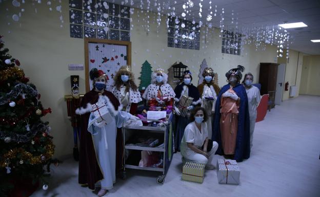 Imagen principal - Los pueblos de la provincia de Salamanca también disfrutan de los Reyes Magos pese a la lluvia