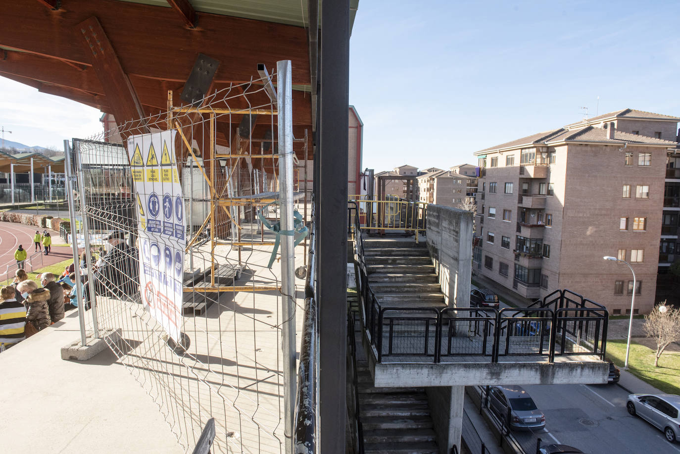 Obras de cobertura del pasillo trasero de la grada en las pistas de atletismo.