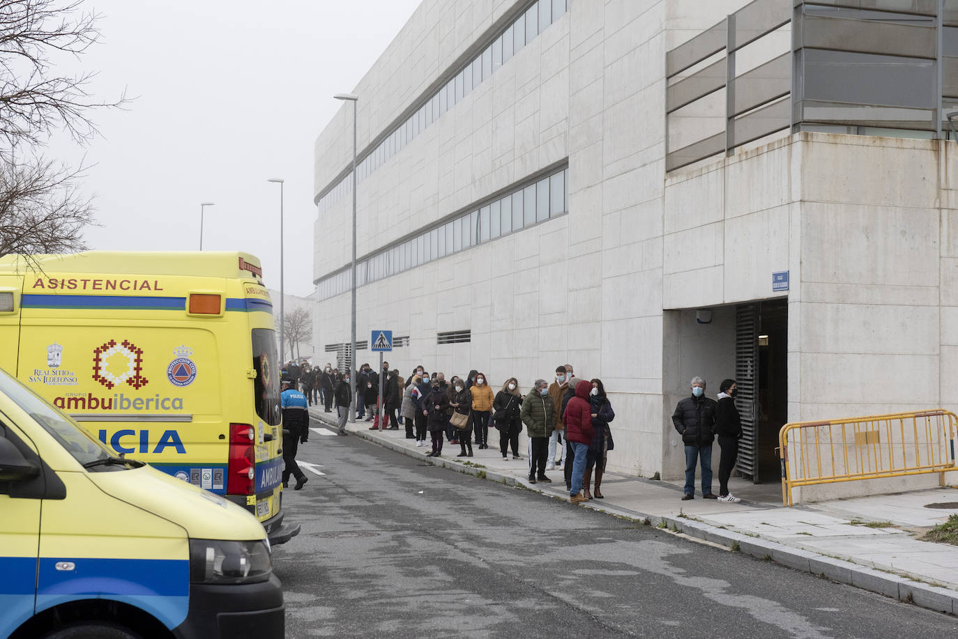 Cola para acceder al aparcamiento de la Biblioteca Pública para la realización de test de antígenos.