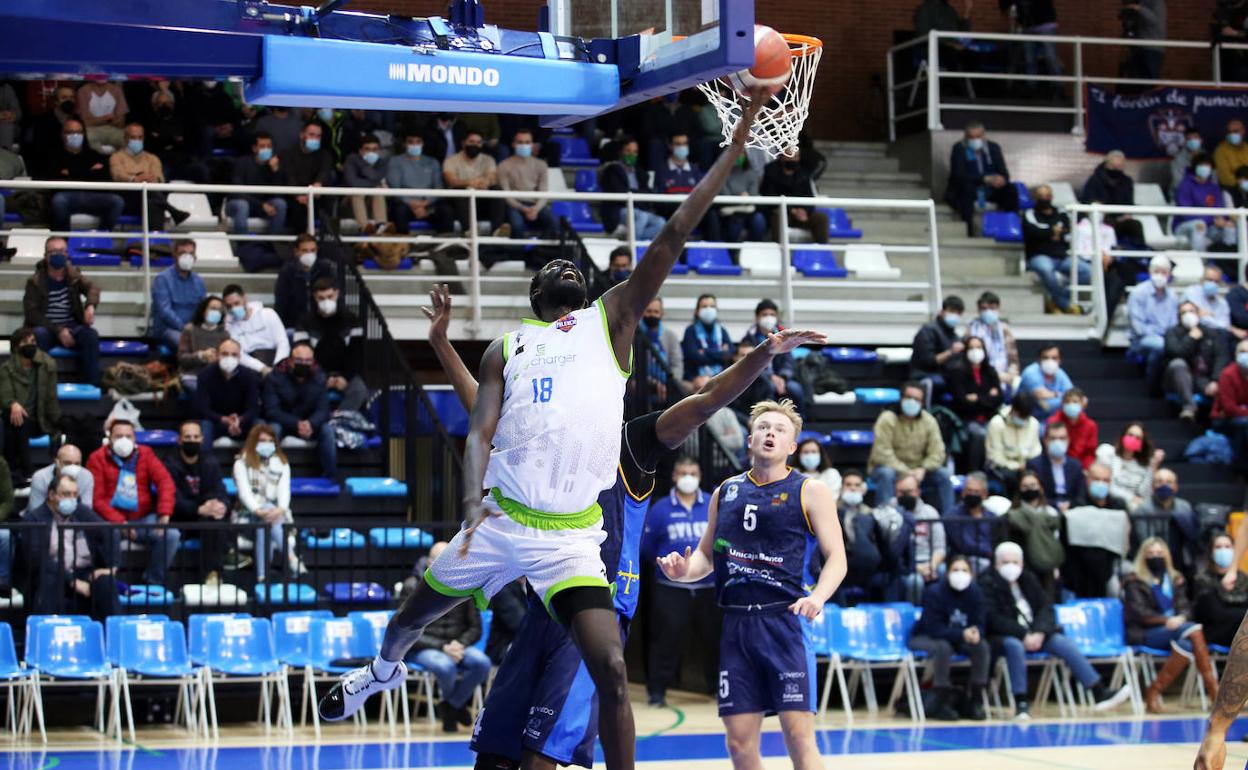 Bamba Fall entra a canasta en el último partido del EasyCharger Palencia ante el Oviedo. 