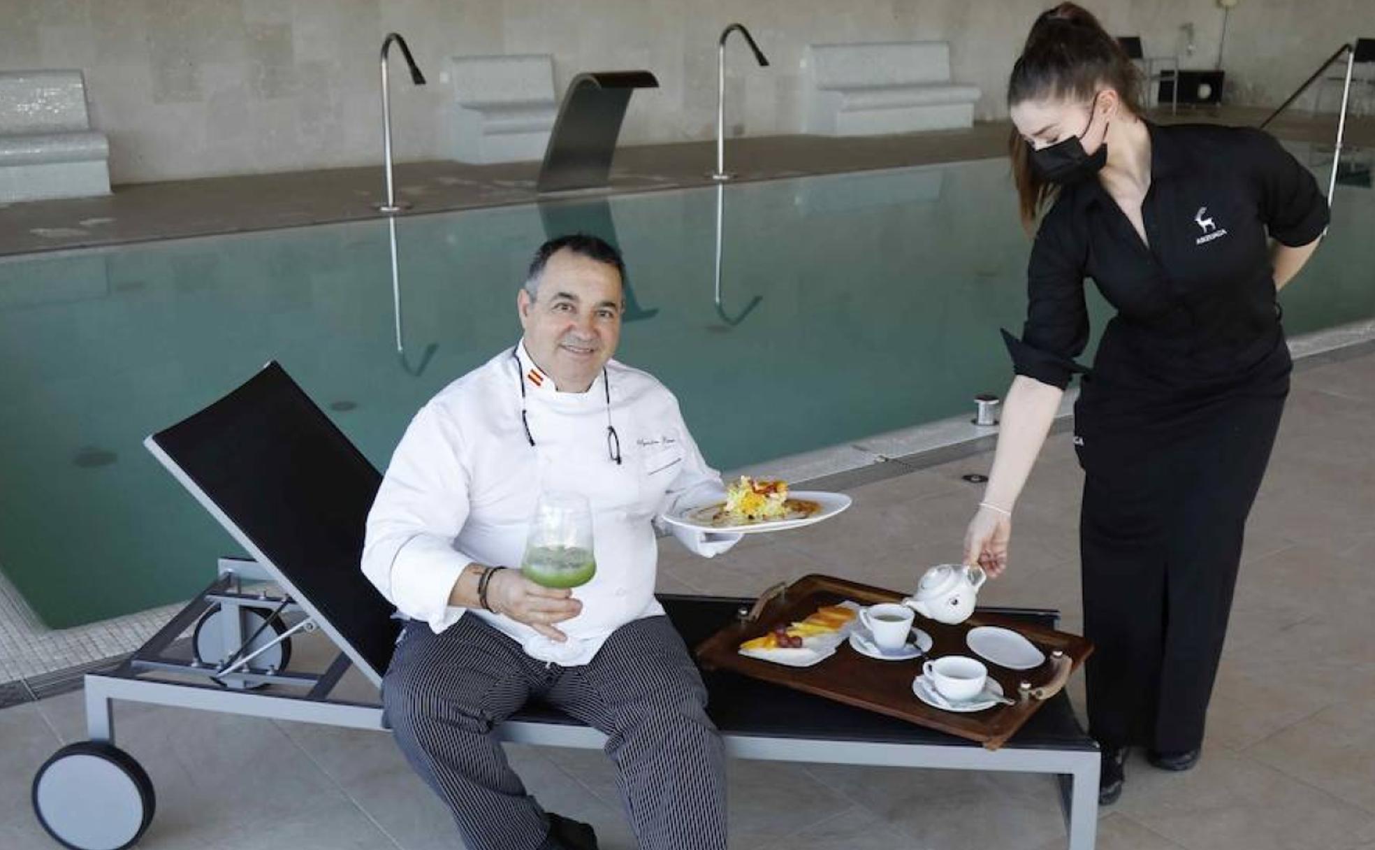 Agustín Pérez, jefe de cocina del restaurante tradicional de Arzuaga, y la camarera Laura Paíno en el spa del hotel. 