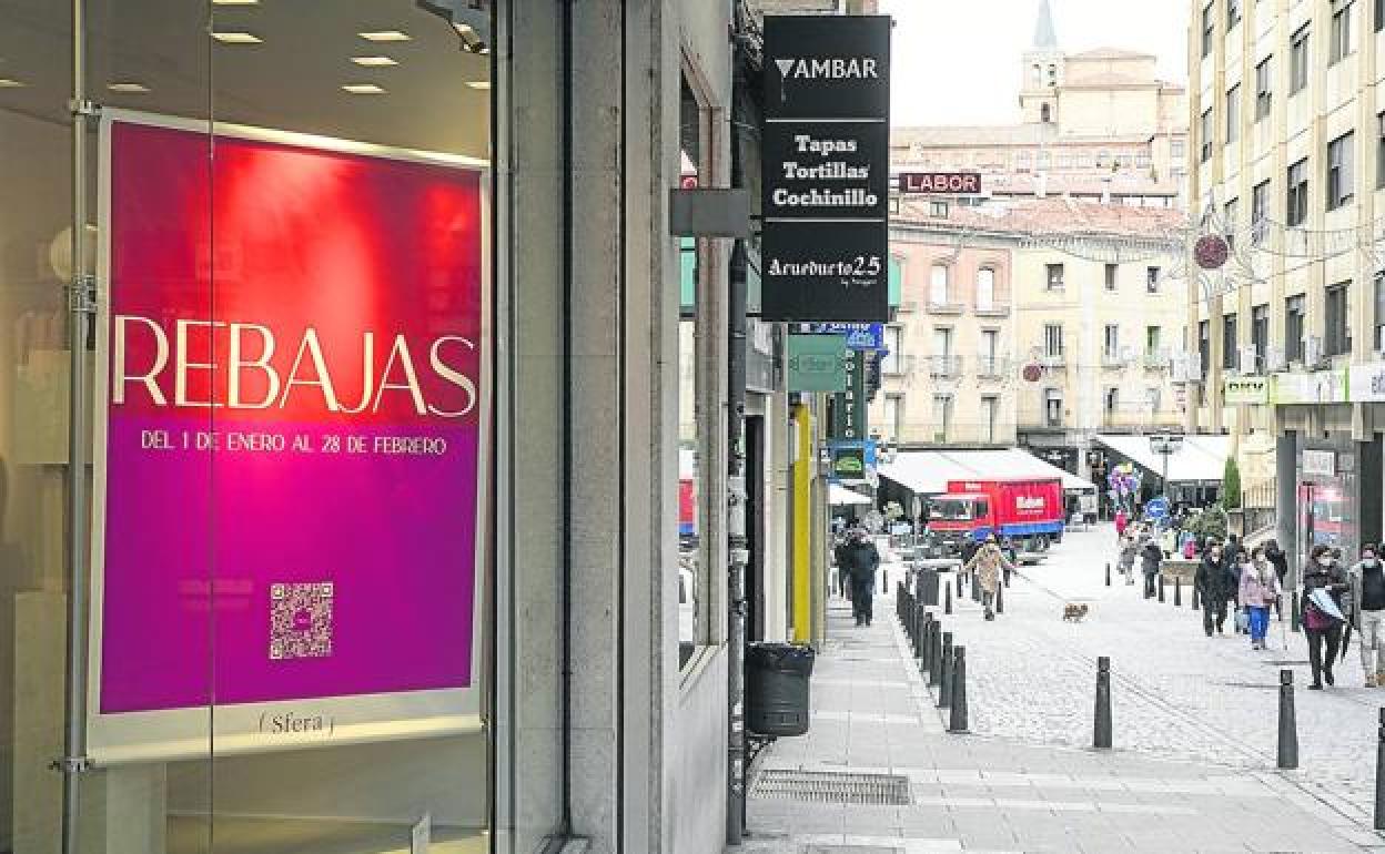 Un comercio franquicia anuncia las rebajas en la calle Gobernador Fernández Jiménez.