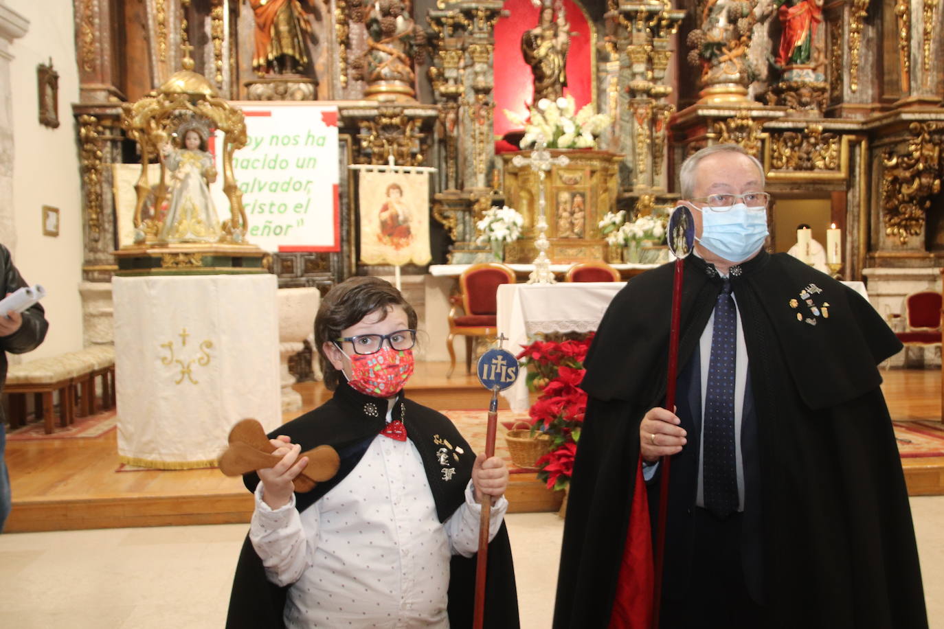 El mayordomo y un joven cofrade haciendo sonar las tejoletas durante la mañana de ayer.