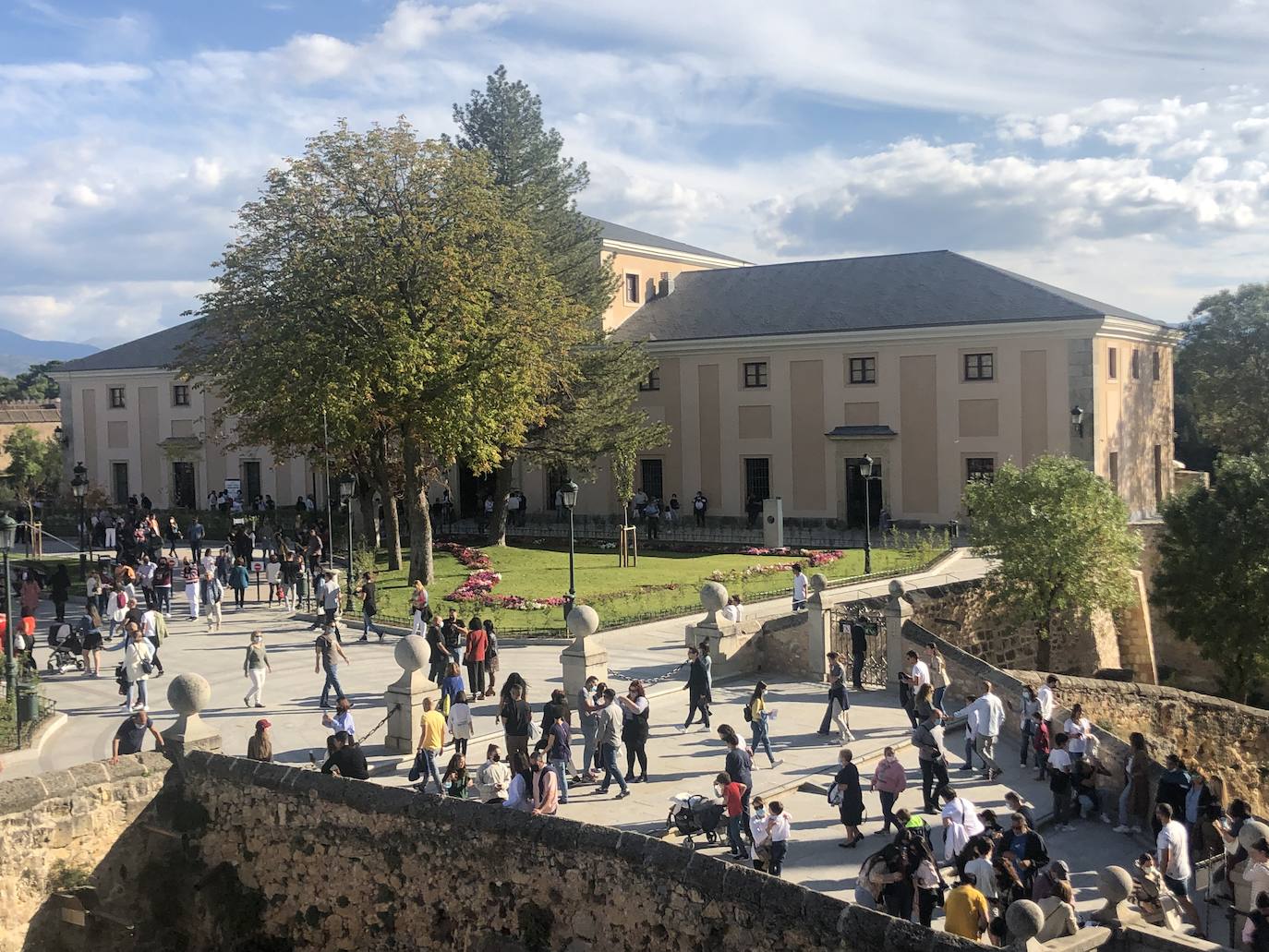 Turistas, en la nueva plaza de acceso al Alcázar de Segovia.