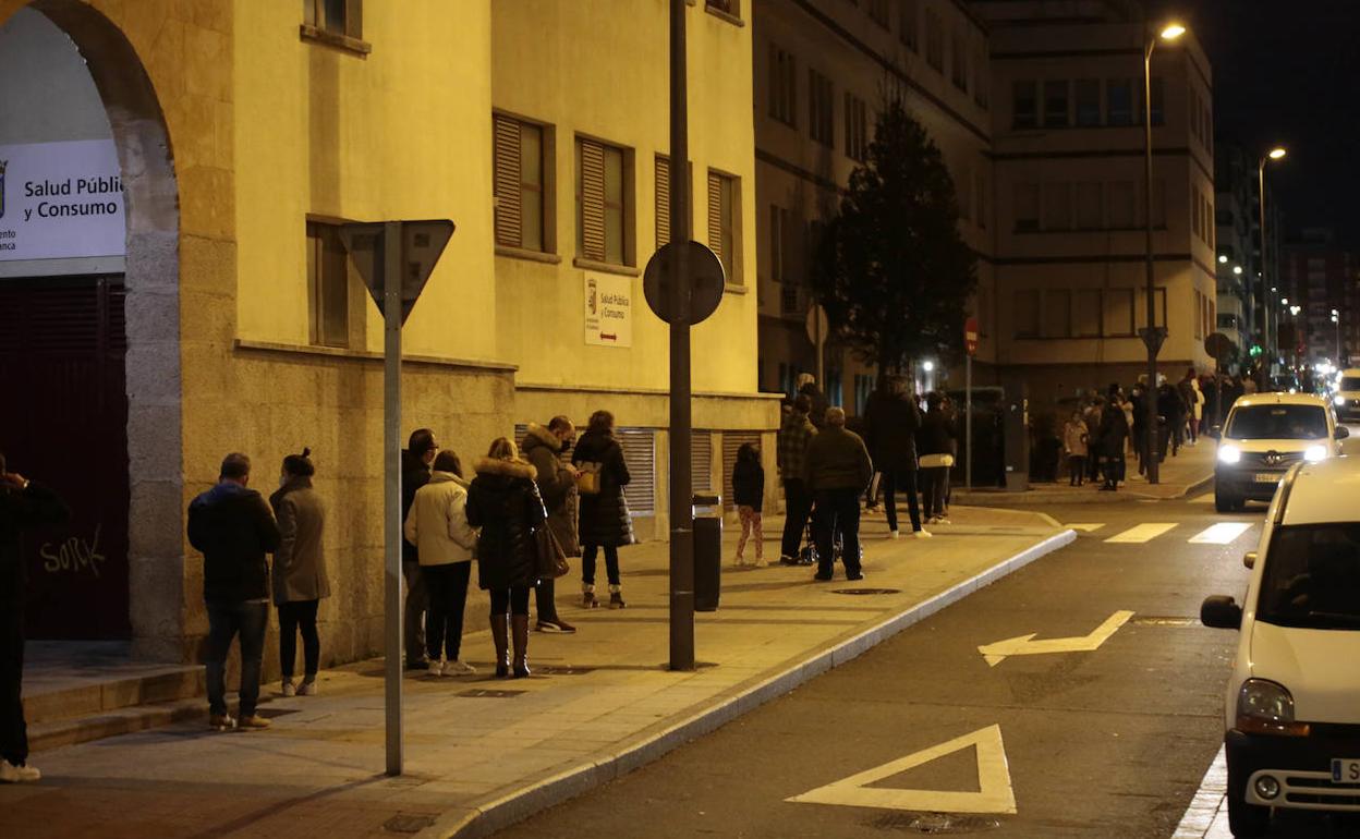 Imagen de la cola en las inmediaciones del SUAP dela calle Valencia. 