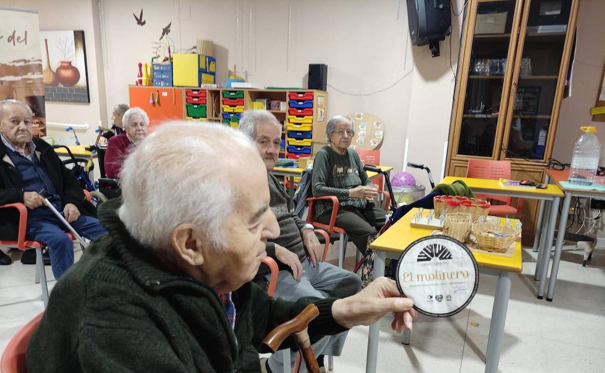 Ancianos de una de las residencias de la Diputación durante una degustación. 