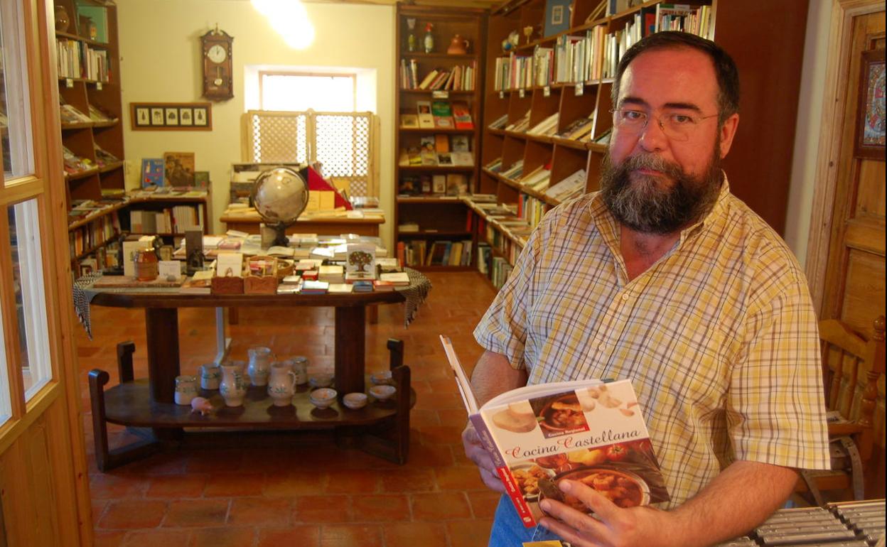 Jesús Martínez, en su librería Alcaraván de Urueña.