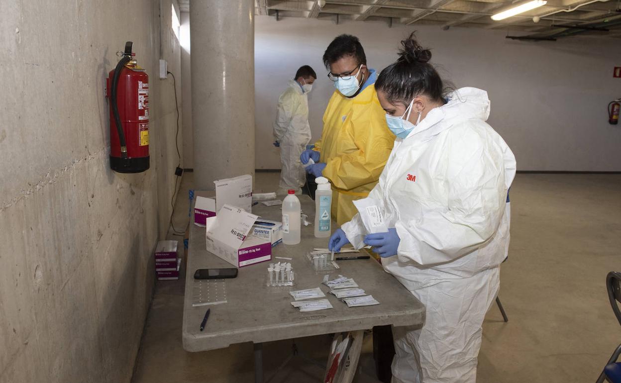 Preparación del material en la unidad móvil de test de antígenos instalada esta semana en la Biblioteca. 