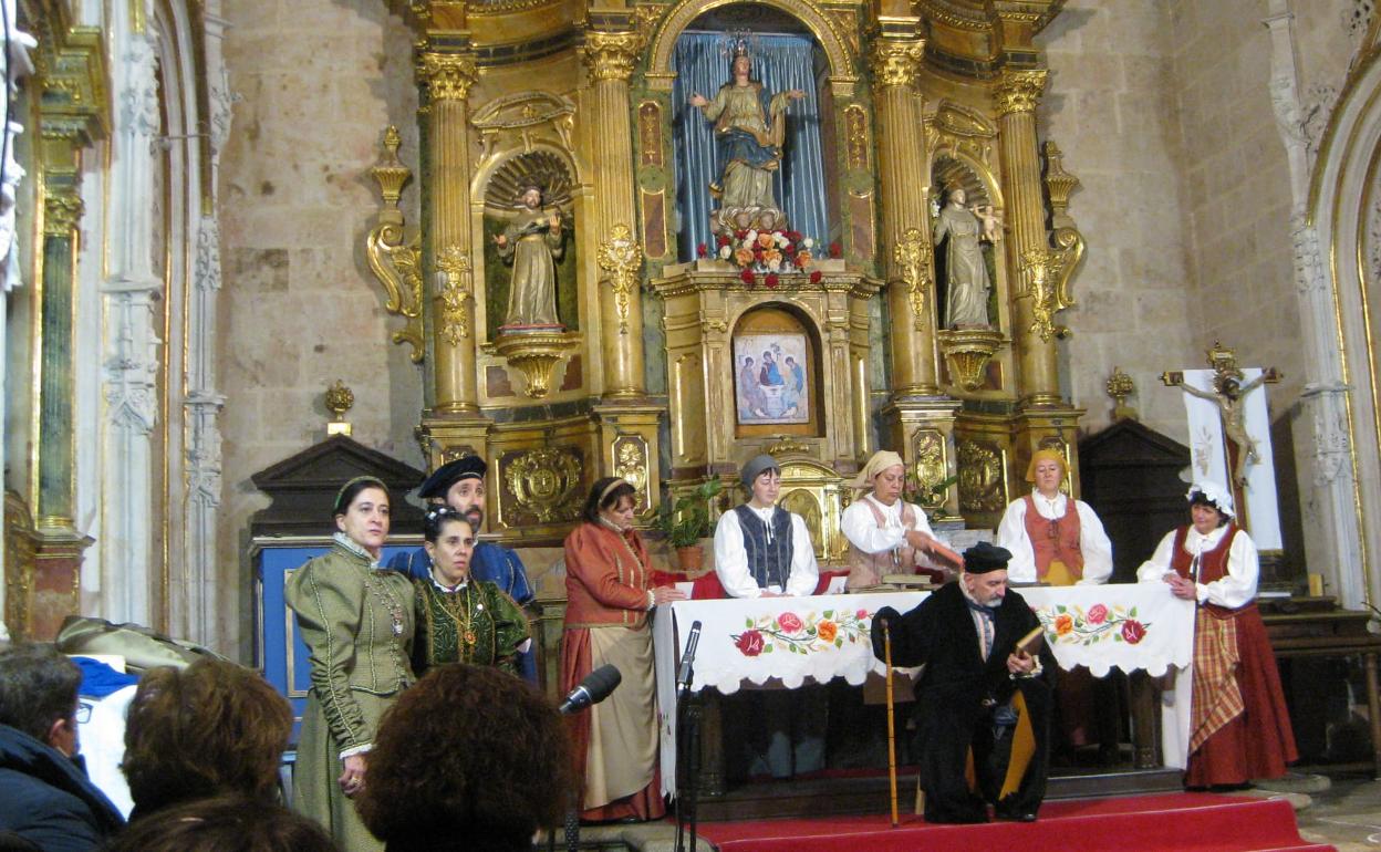 Un momento de la representación realizada en la iglesia del convento de El Zarzoso. 