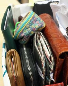 Imagen secundaria 2 - En el depósito de objetos perdidos hay desde bicicletas, maletas, ordenadores o móviles hasta llaves, carteras o gafas, que suelen los artículos que más se extravían. 