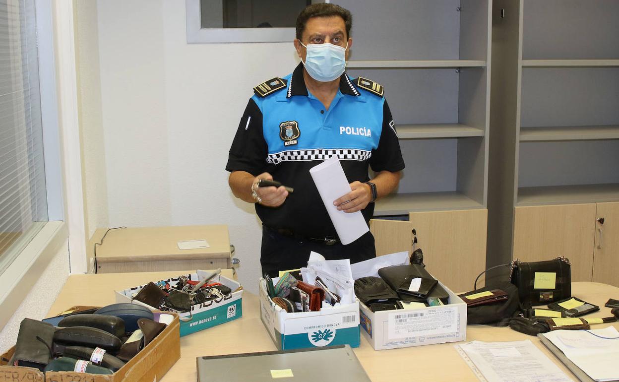 El intendente jefe de la Policía Local de Segovia, Julio Rodríguez Fuentetaja, muestra algunas cajas con artículos extraviados. 