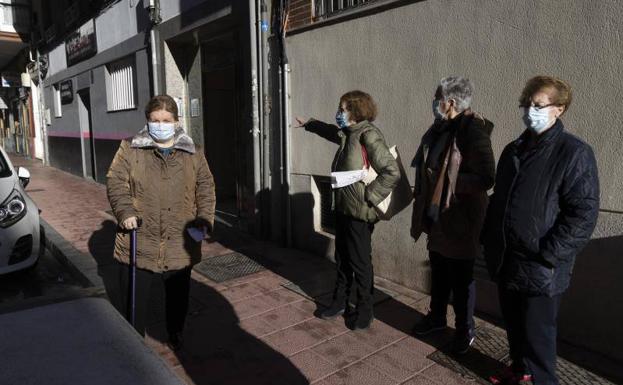 Vecinos del número 15 de la calle Unión, frente al portal. 