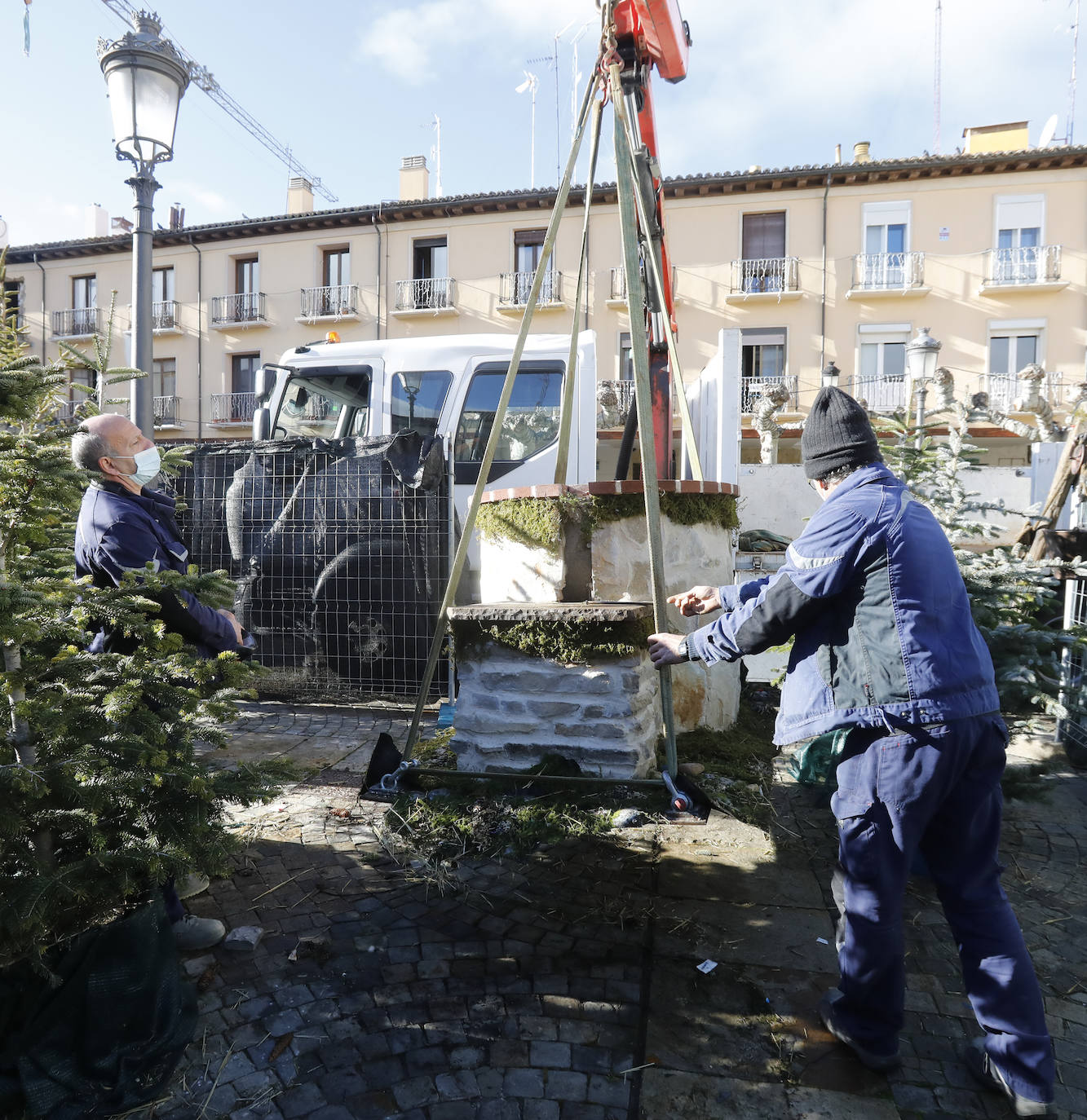 Fotos: El portal de Belén de la Plaza Mayor se guarda hasta la próxima Navidad