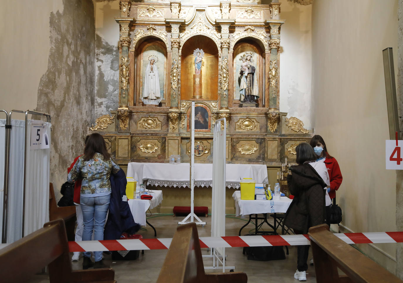 Fotos: La iglesia de San Francisco se entrega a la vacunación de la tercera dosis