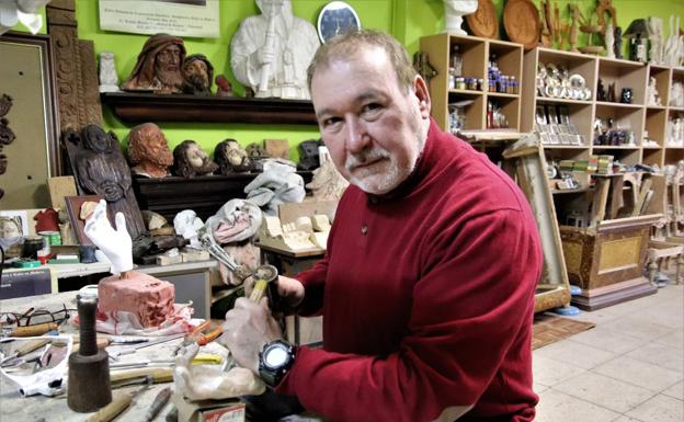 Ángel Martín, en su taller riosecano, donde ahora mismo está tallando las manos para la imagen de una Virgen Dolorosa.