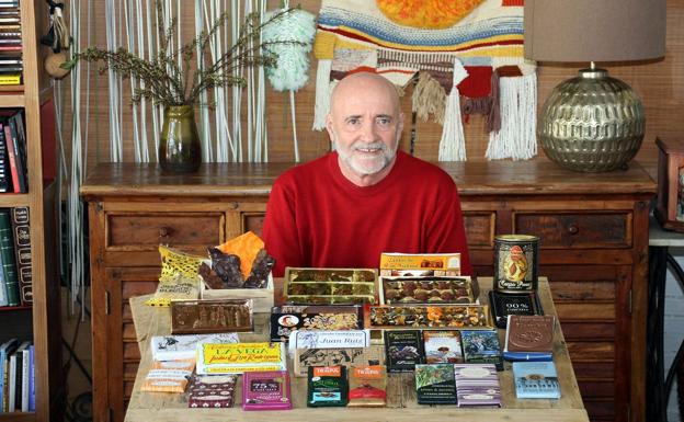 Benjamín Redondo posa con parte de los productos que ha ido descubriendo en el mundo del chcolate de Castilla y León.