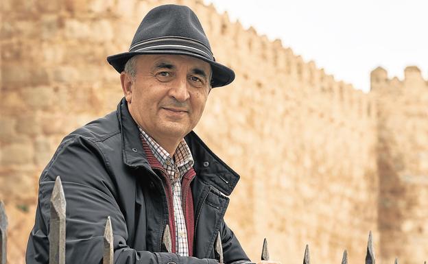 Jesús María Sanchidrián Gallego posa ante la muralla de Ávila, ciudad de la que es cronista oficial.