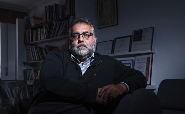 Fernando Cobos, en el estudio donde desarrolla su trabajo como arquitecto, dentro de un equipo multidisciplinar