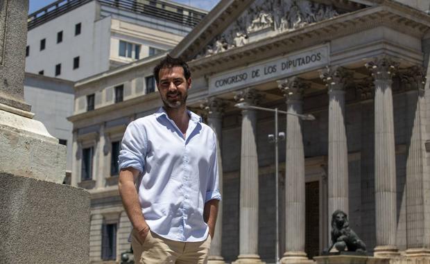 José Luis Barrera posa ante la puerta de los leones del Congreso de los Diputados, en la madrileña Carrera de San Jerónimo.