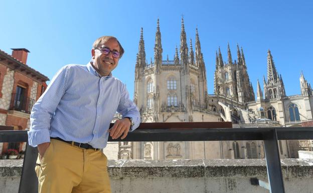 Jesús Aguirre posa para la entrevista en el tramo urbano burgalés del Camino de Santiago que ofrece una impresionante imagen de la Catedral.