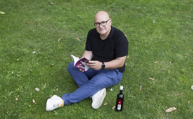Julio Egguaras, autor de 'El Vino de Toro en la literatura' posa con su libro. 