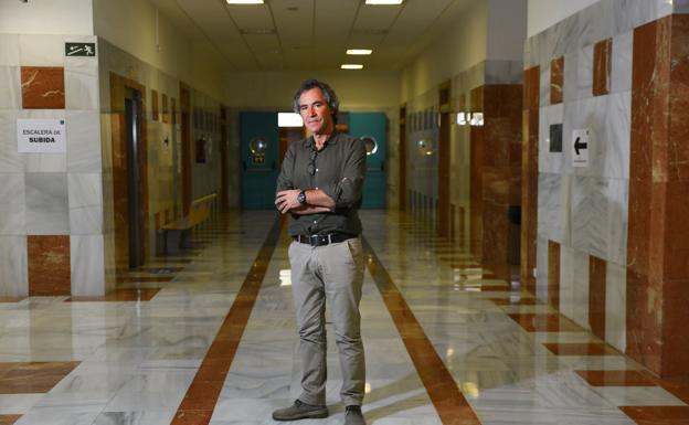 El profesor Eugenio Baraja en los pasillos de su Facultad. 