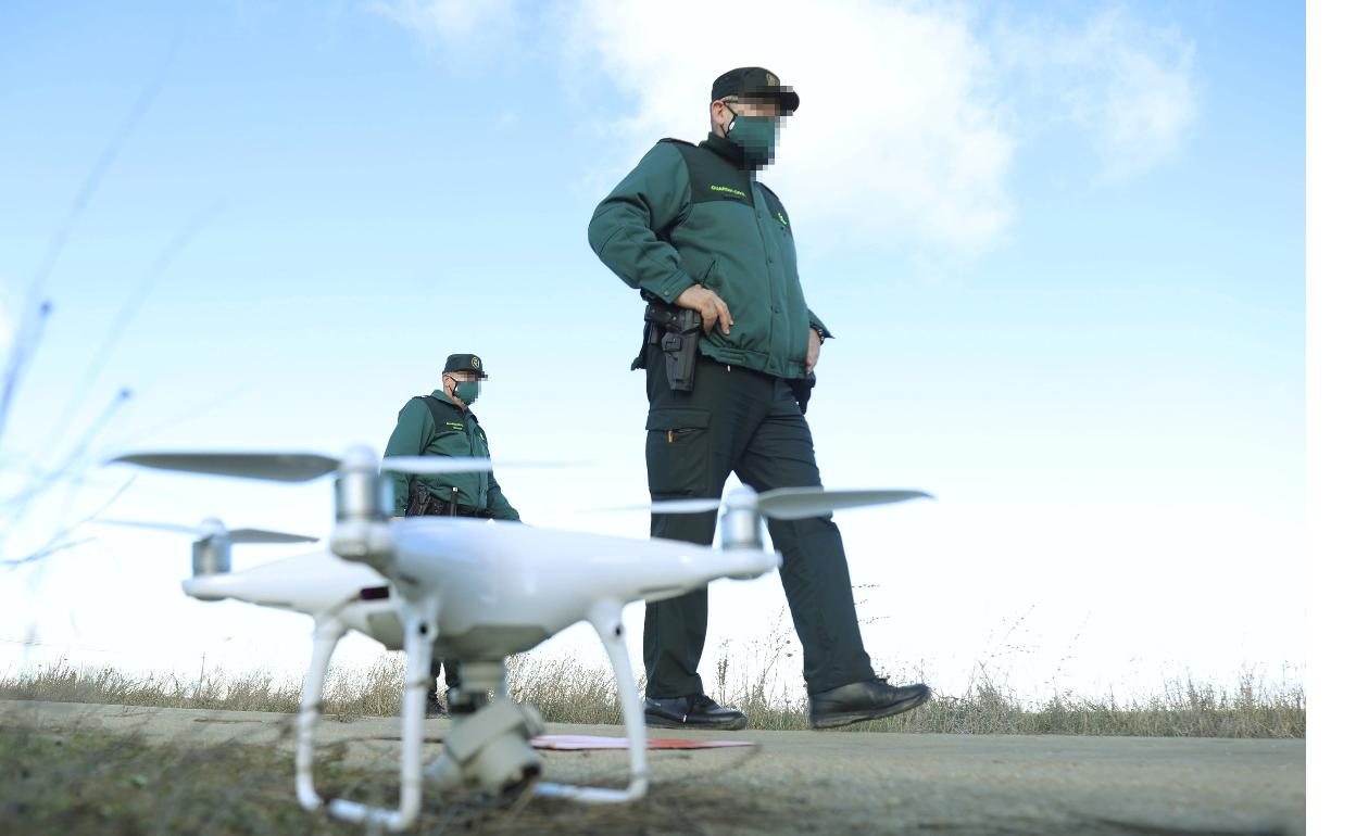 Agentes de la Guardia Civil. junto a uno de los donres que participan en la búsqueda