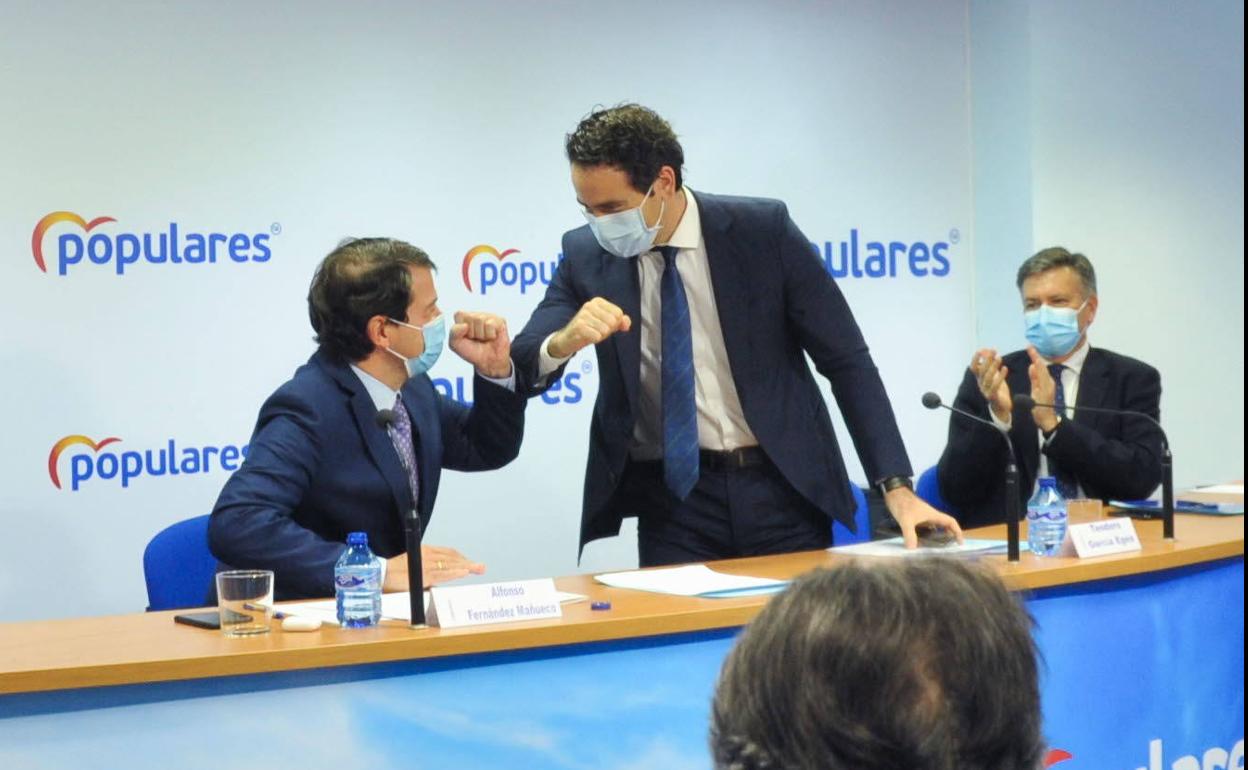 Alfonso fernández Mañueco y Teodoro García Egea se saludan en la Junta del PP de Castilla y León.