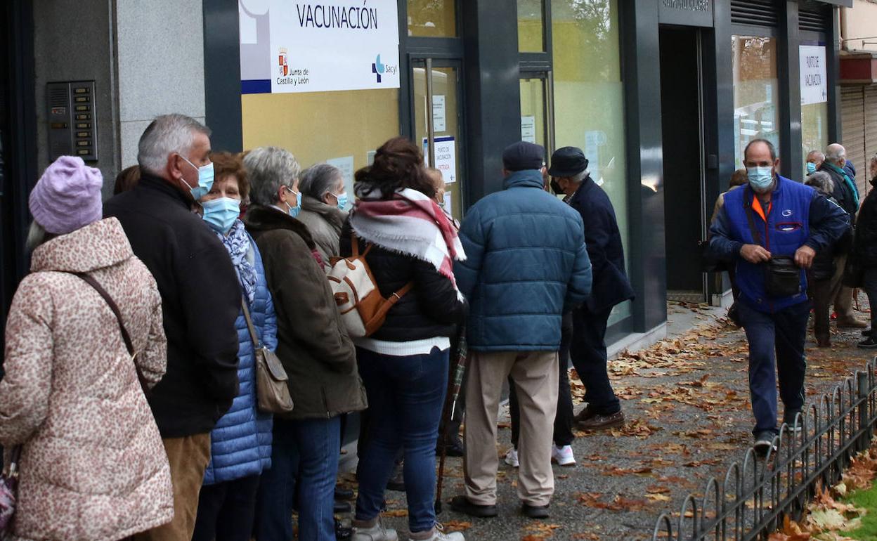 Colas que se formaron a finales del pasado noviembre en el punto de atención de Padre Claret. 