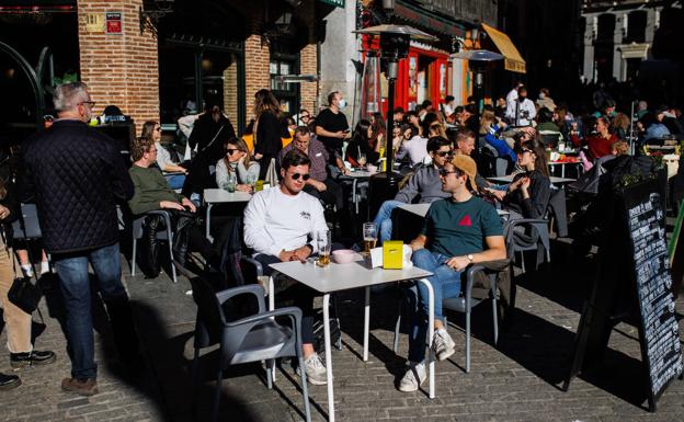 El grupo de 20 a 39 años es el más contagiado y menos vacunado