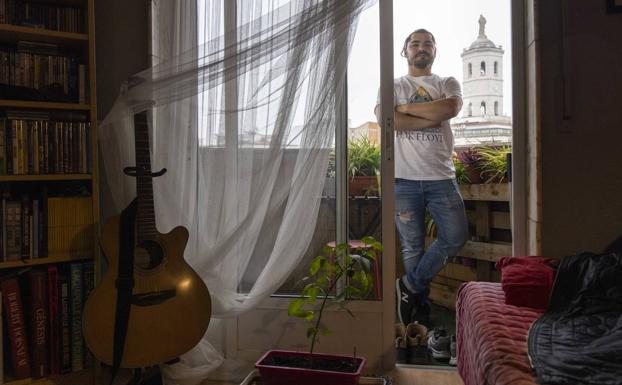 Samuel Gómez, en su casa de Valladolid, donde vive solo. 