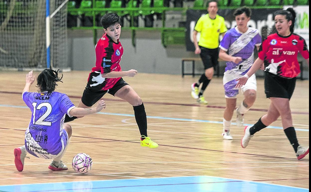 Pugna por un balón en el partido de este domingo entre el Segosala y el Villacañas. 