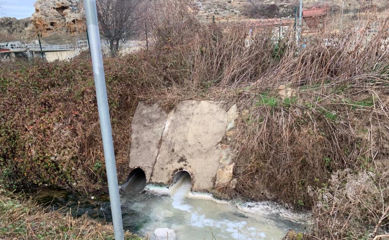 La asociación ecologista ASDEN denuncia que la depuradora de Ágreda-Ólvega vuelve a teñir de color y olor lácteo el río Val