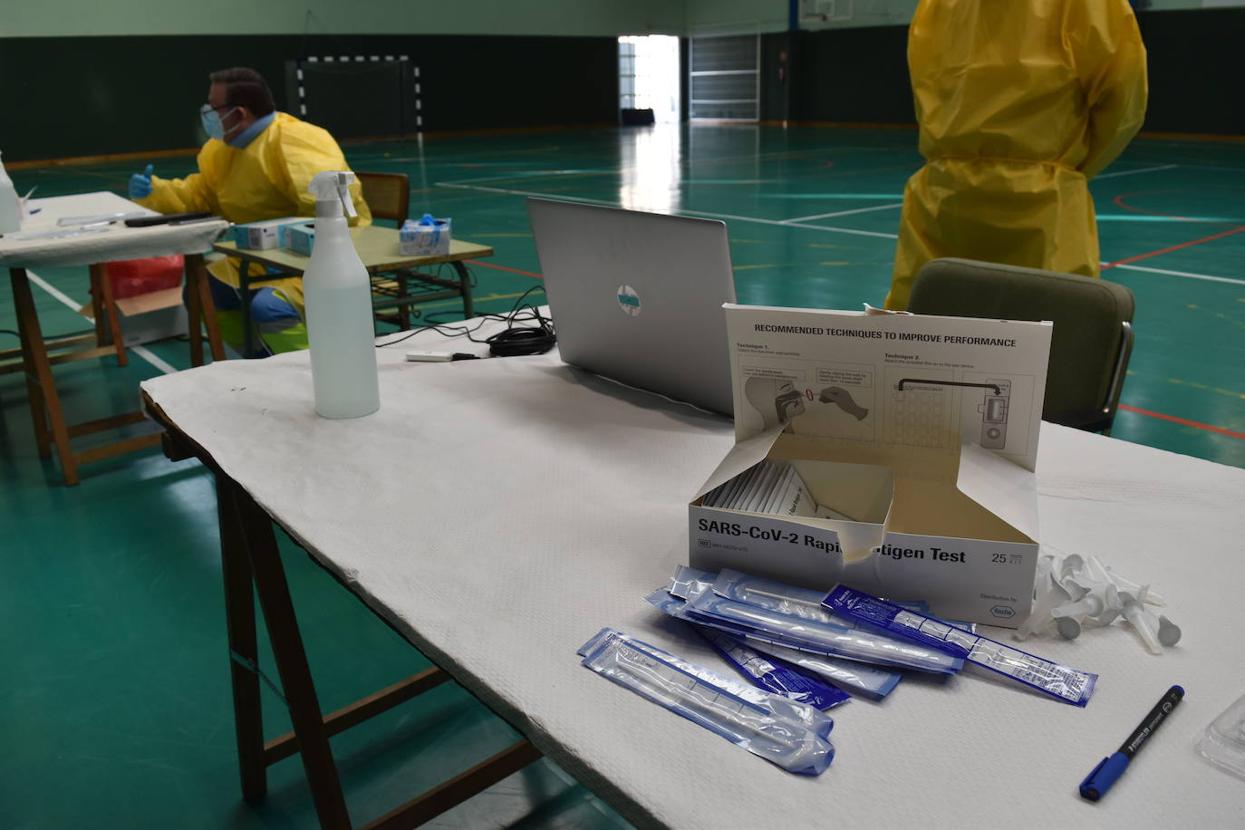 Fotos: Pruebas de antígenos en el polideportivo de Aguilar de Campoo