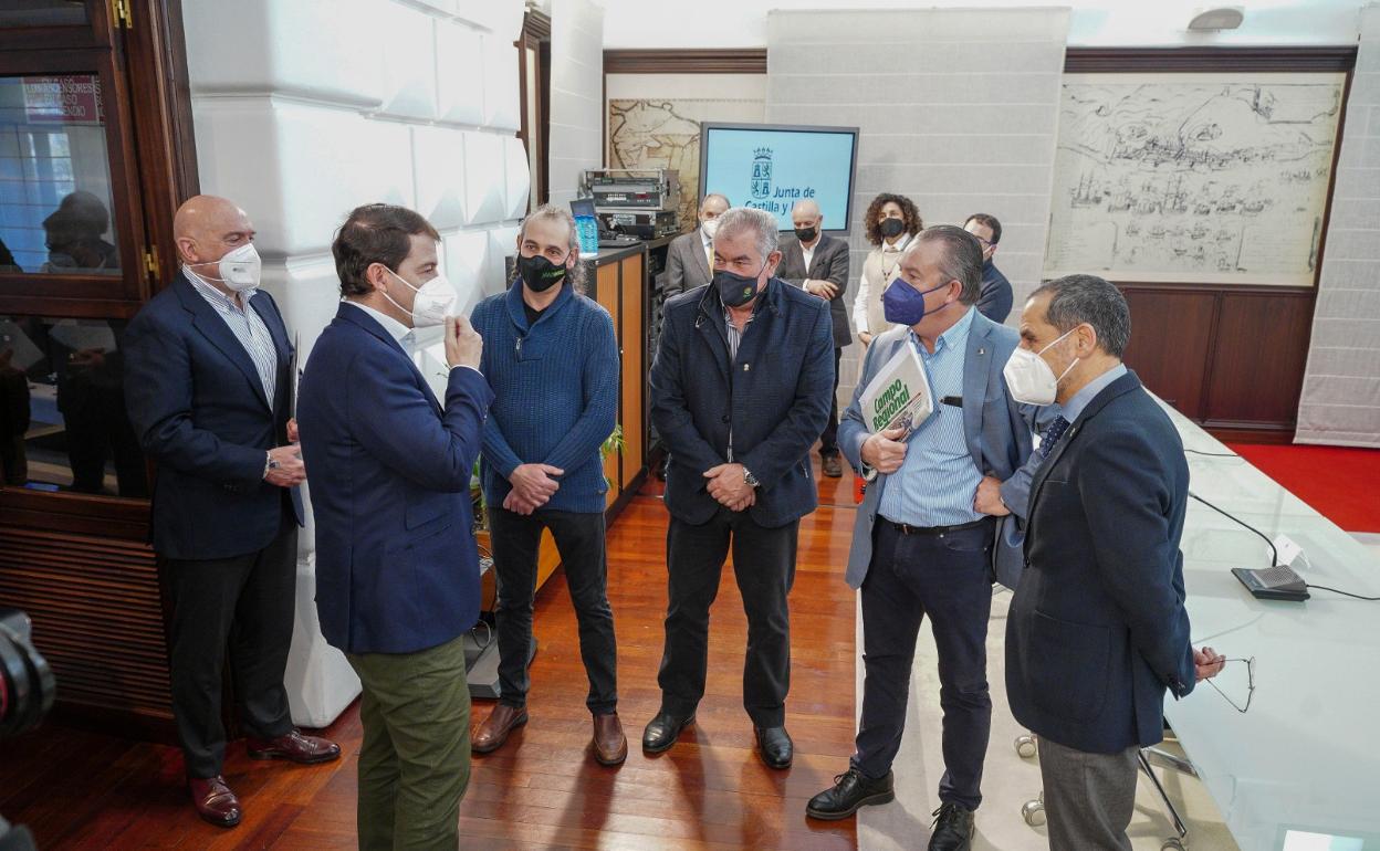 Fernández Mañueco, en presencia de Carnero, charla con los representantes de Asaja, Alianza UPA-COAG, UCCL y Urcacyl. 