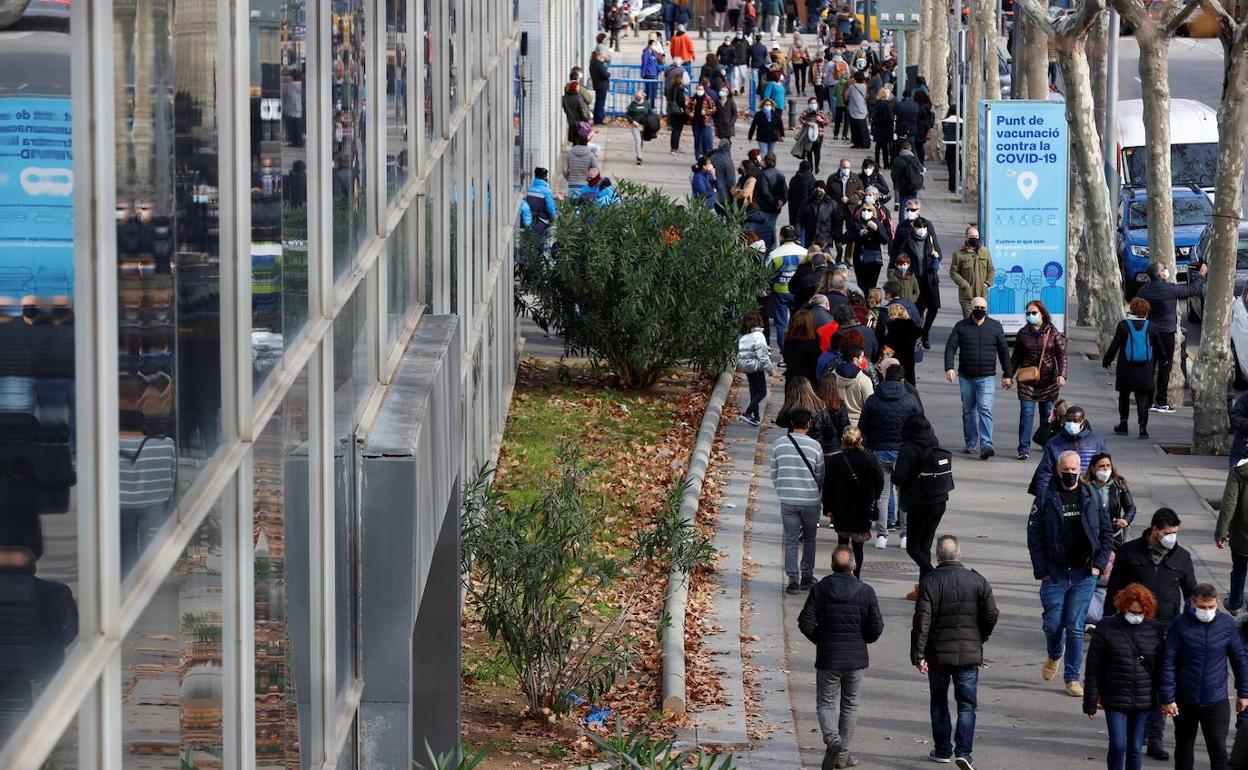 Colas para vacunarse contra la covid-19 en Barcelona.