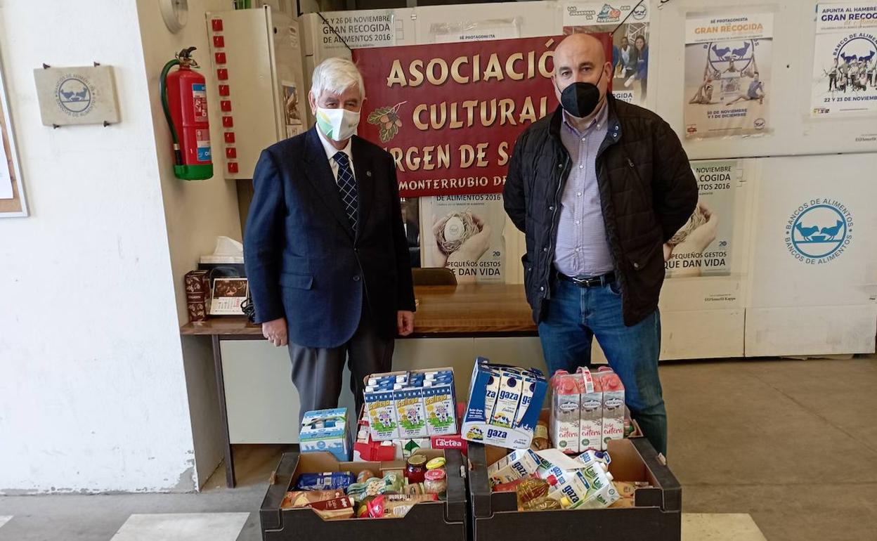 Entrega de los alimentos recaudados por la asociación. 