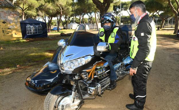 Pedro Pérez, del grupo vallisoletano A mi bola, enseña su ·moto a Pedro Méndez, malagueño de Ovejas Negras recién llegado a la campa de Pingüinos