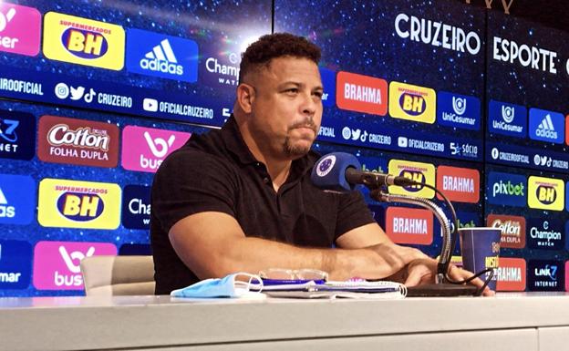 Ronaldo, con la mascarilla sobre la mesa, antes de iniciar la rueda de prensa. 