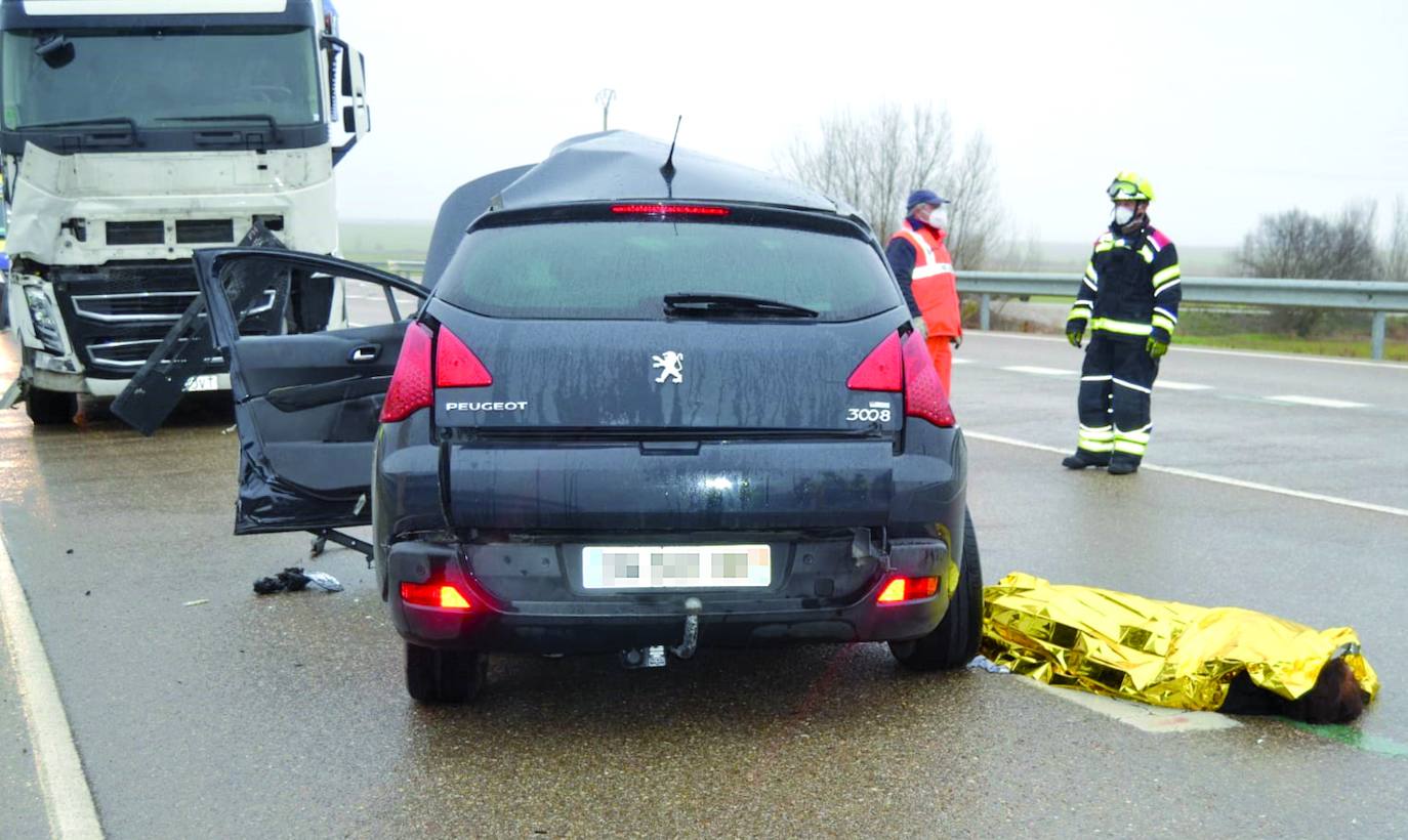 Accidente entre un camión y un turismo, el pasado 23 de diciembre en Cisneros, en el que fallecieron un hombre y una mujer. 