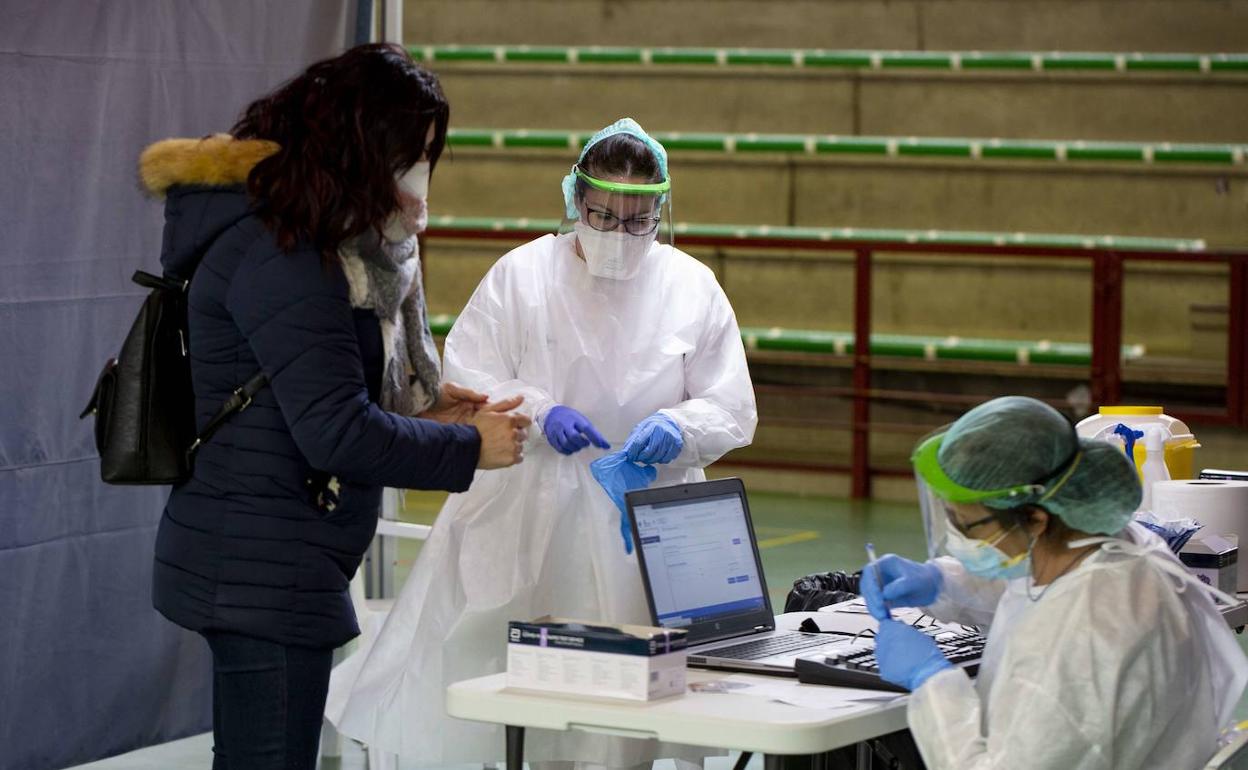 Realización de test de antígenos en el polideportivo de Laguna de Duero.