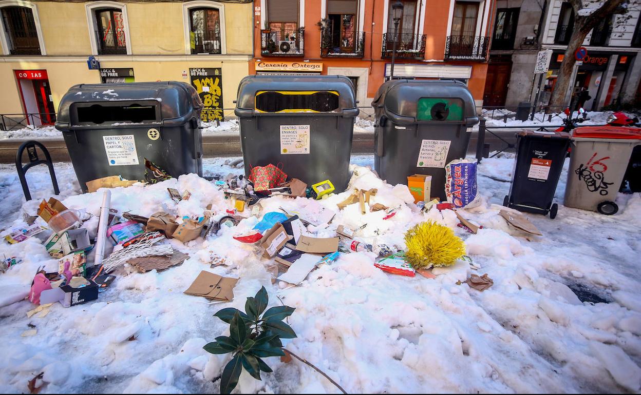 Basura acumulada en Madrid tras la nevada del temporal Filomena.